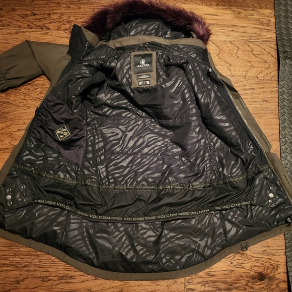 Size Medium Volcom gore-tex Coat - Picture 4 of 6